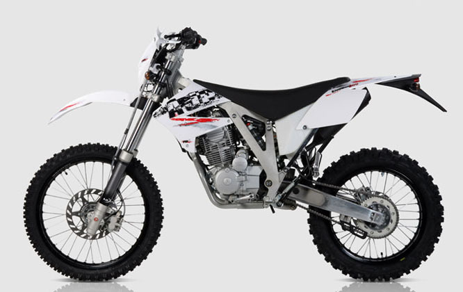 AJP 200