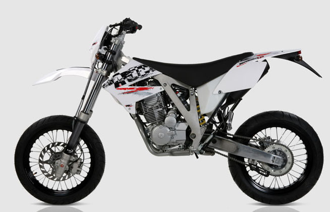AJP 200