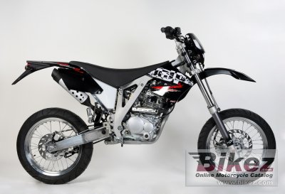 AJP 200