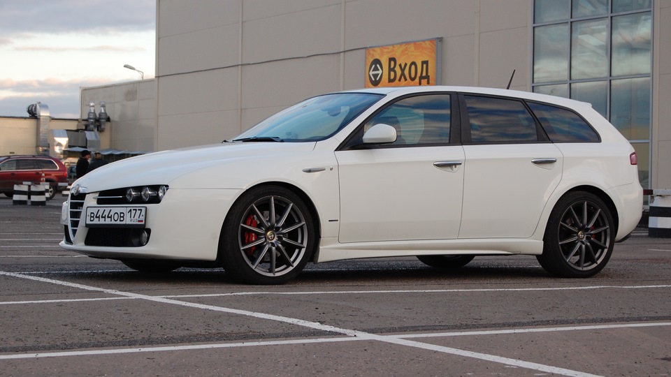 Alfa Romeo 159 white