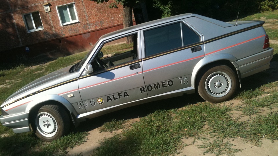 Alfa Romeo 75 2.0
