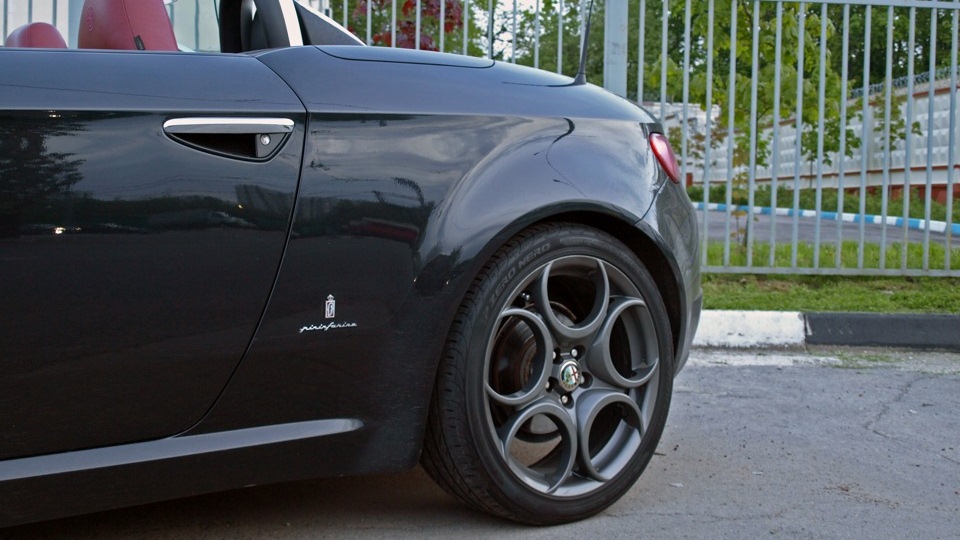 Alfa Romeo Spider Black