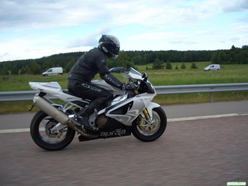 Aprilia RSV 1000R Factory