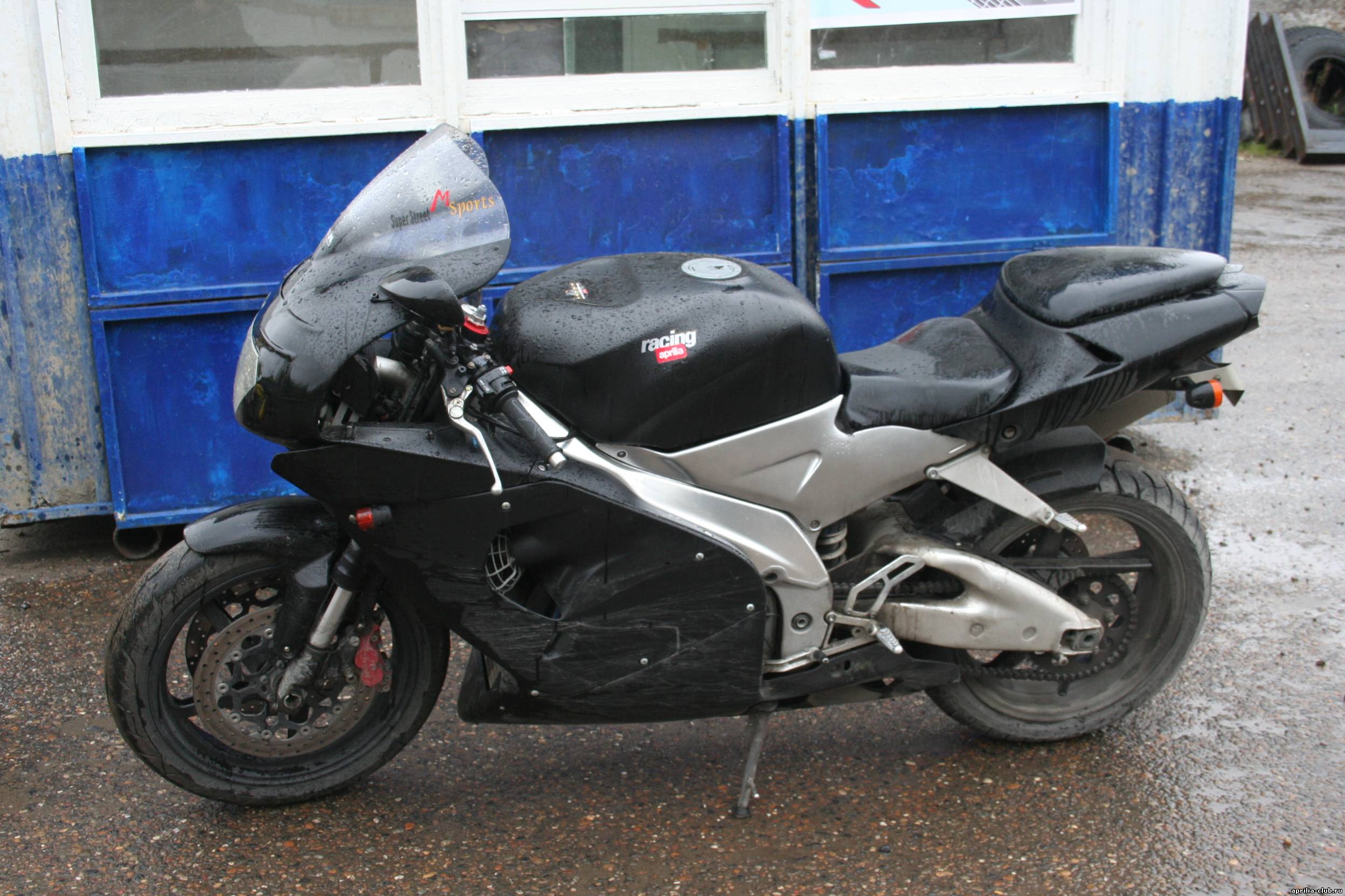 Aprilia RSV 1000R Factory