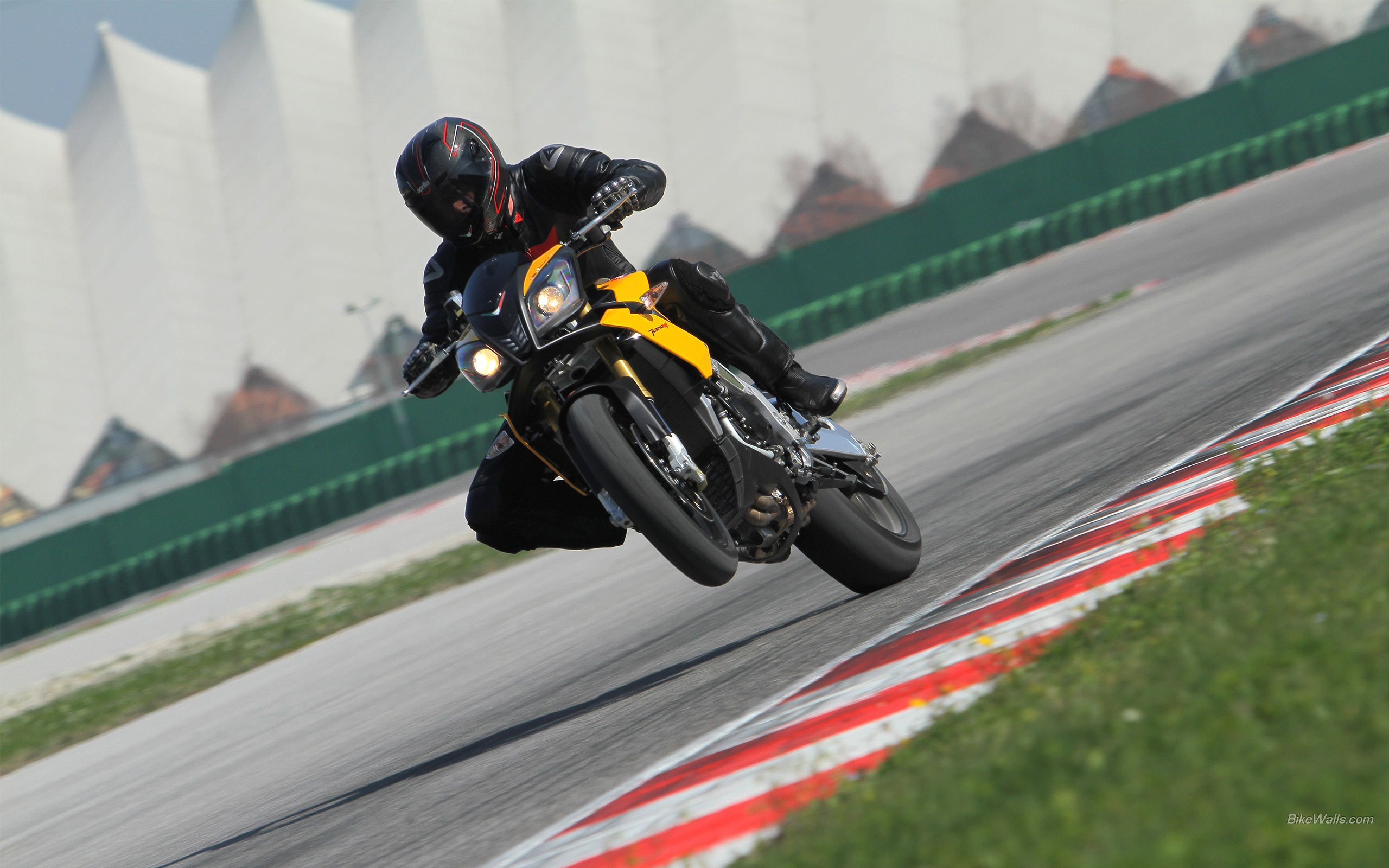 Aprilia Tuono Factory