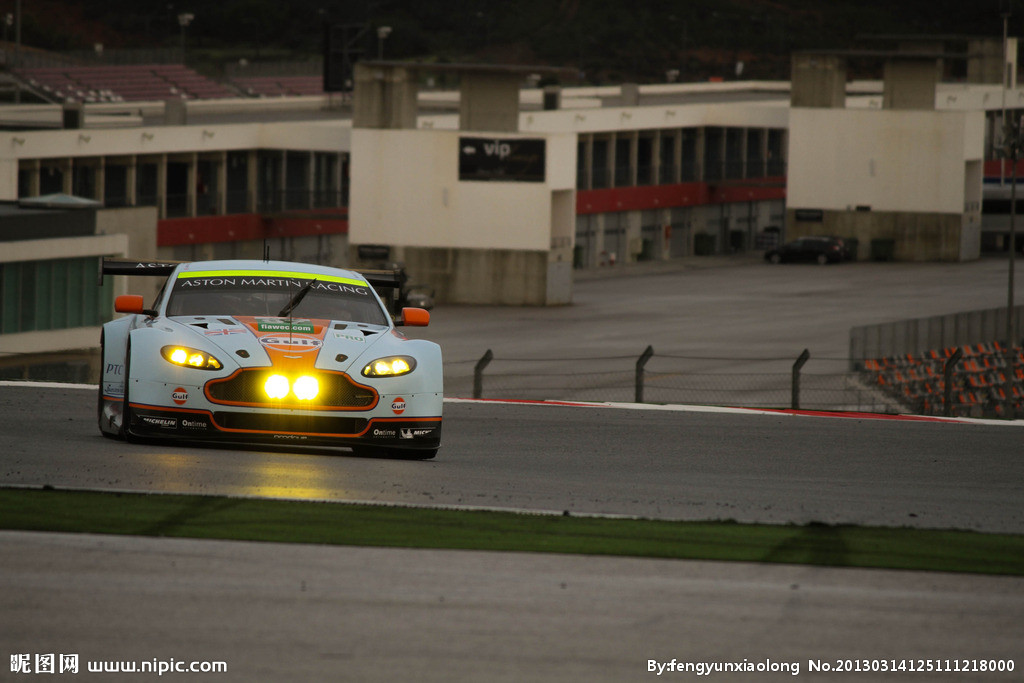Aston Martin V8 Volante