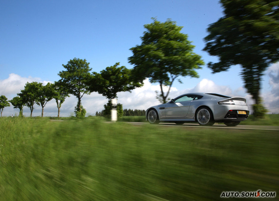 Aston Martin Vantage 2014