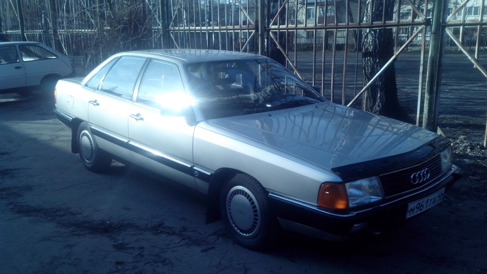 Audi 100 2.2