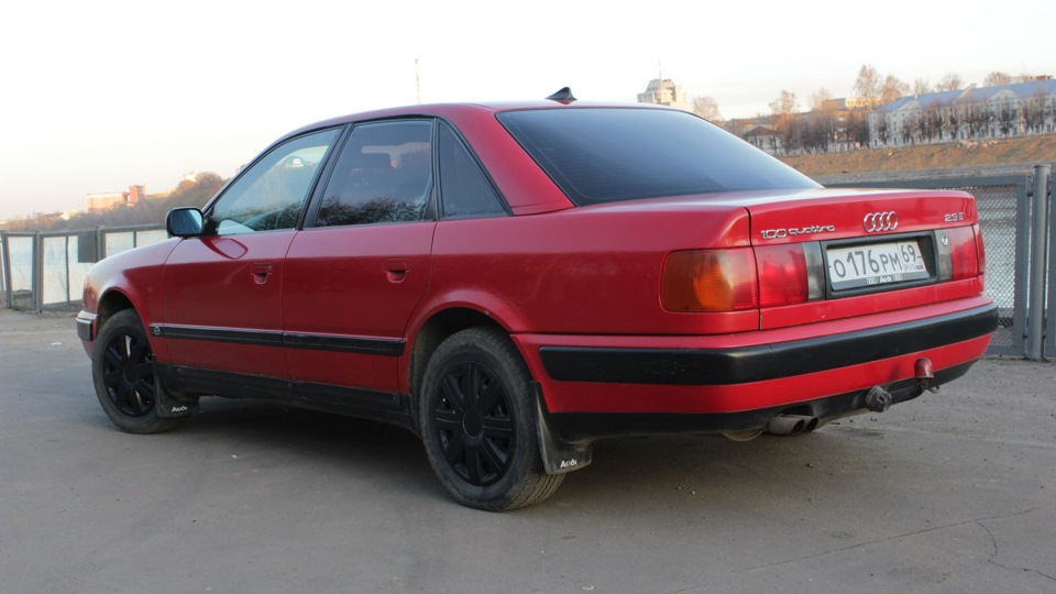 Audi 100 2.3