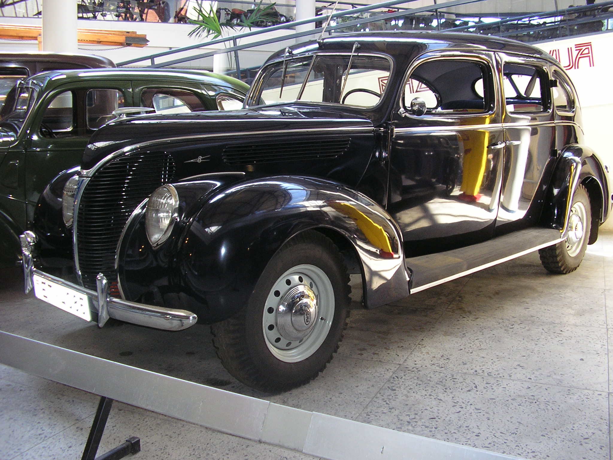 Ford De Luxe