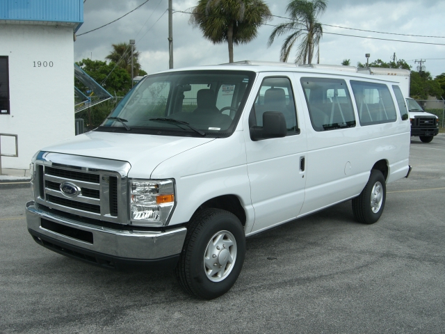 Ford E350 15 Passenger Van