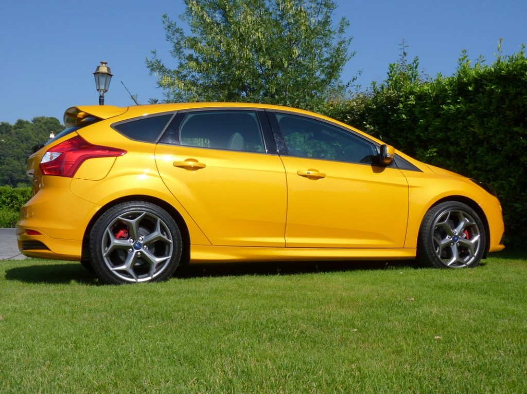 Ford Focus Yellow