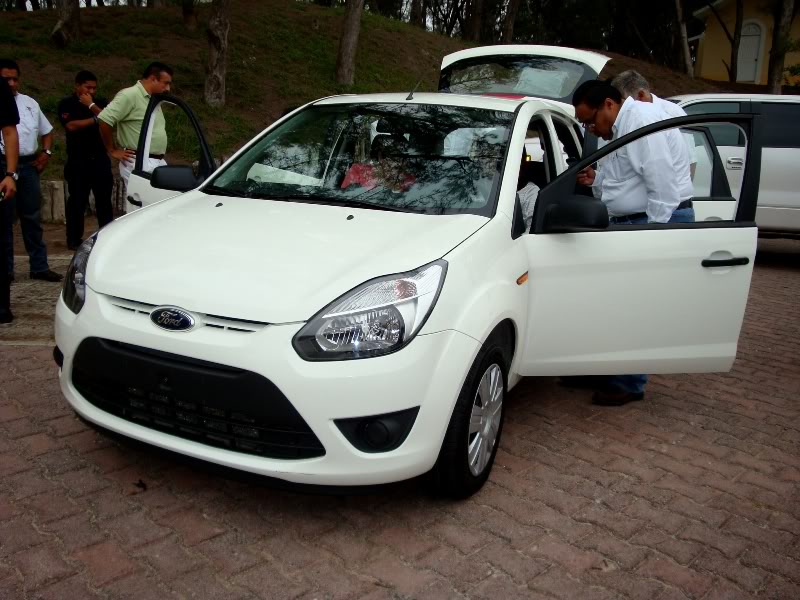 Ford Ikon Hatch 2015