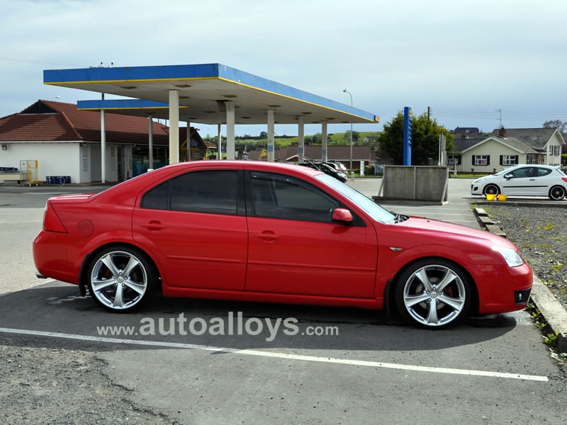 Ford Mondeo Red