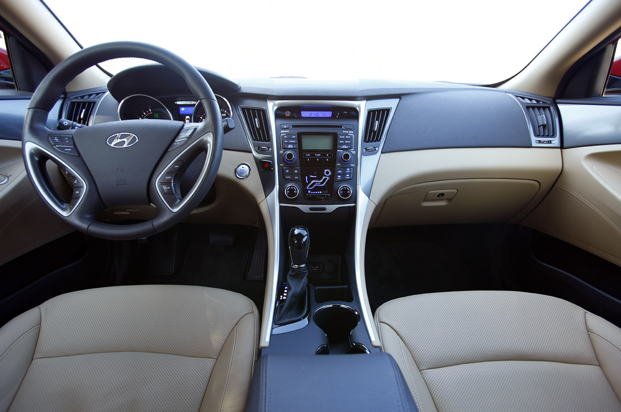Hyundai Azera Red