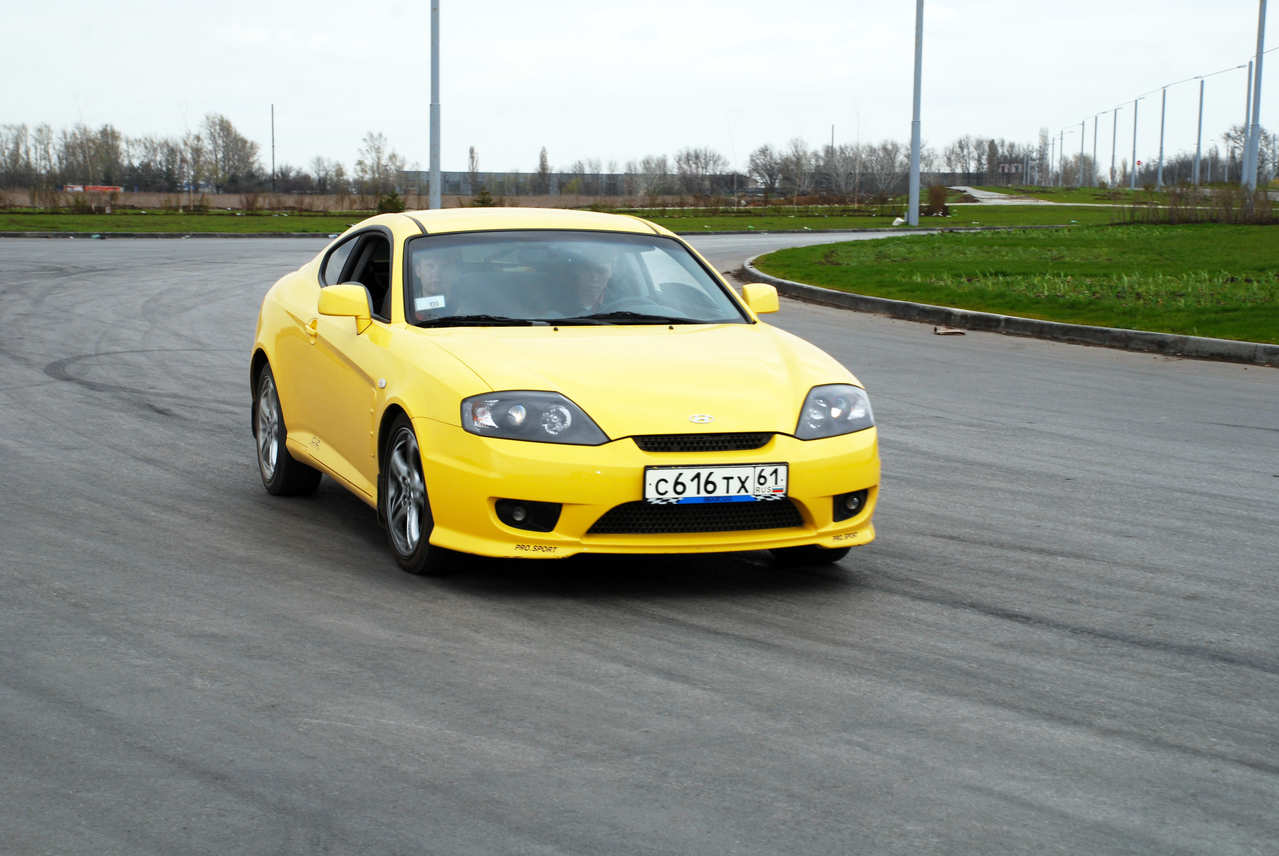 Hyundai Coupe Yellow