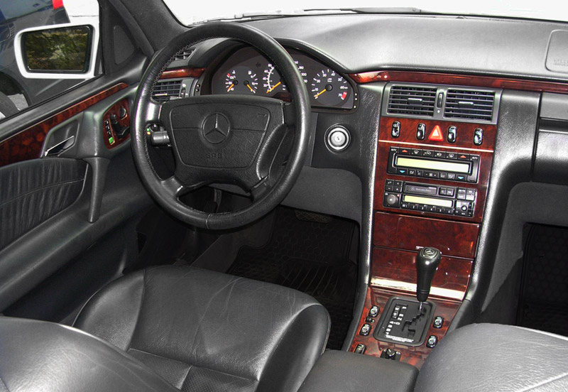 Mercedes Benz E320