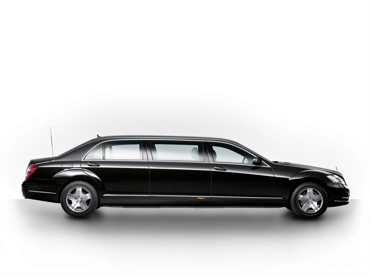Mercedes Benz S600 Pullman Guard Armoured Limousine