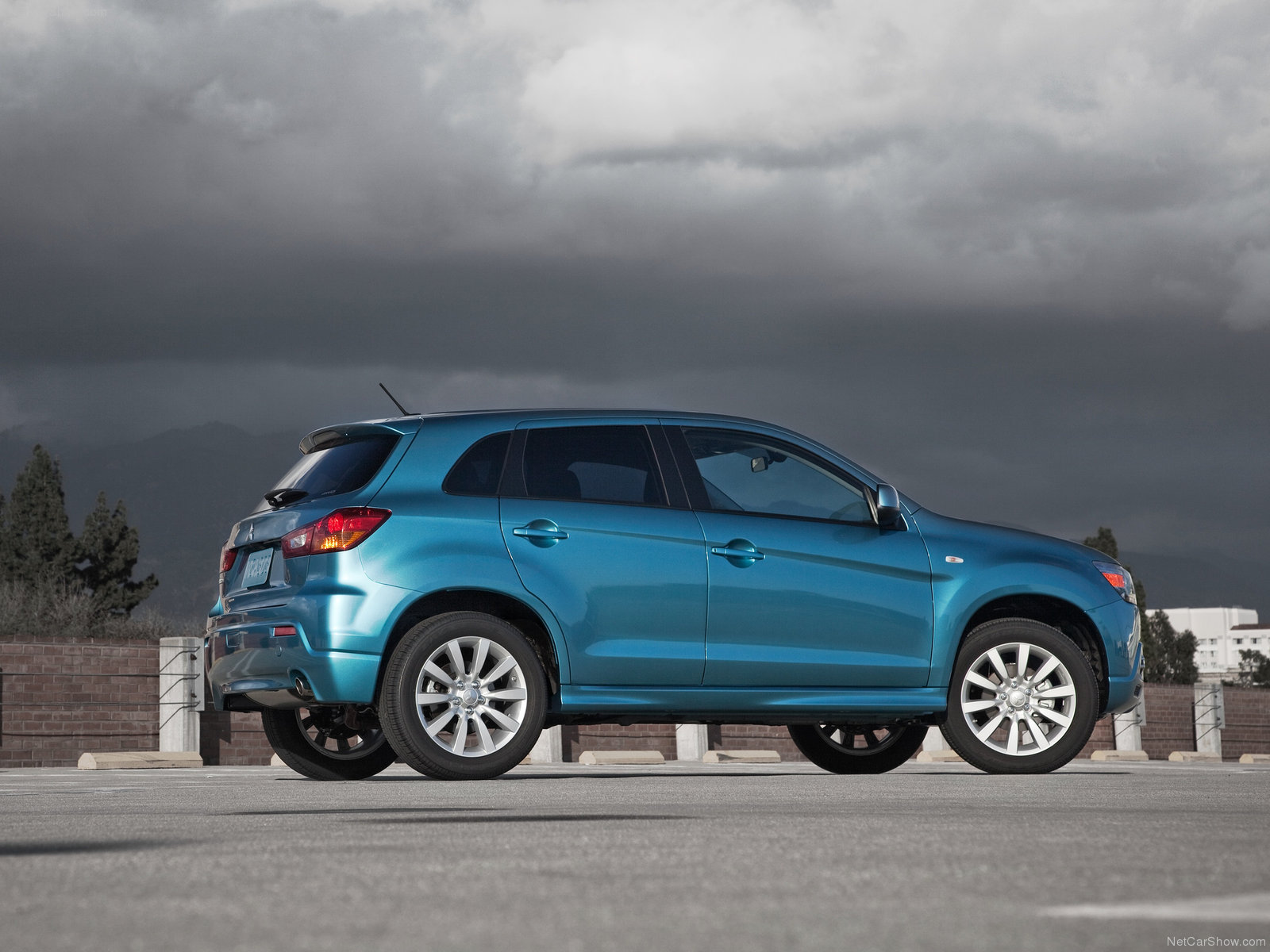 Mitsubishi CUV