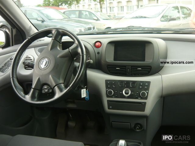 Nissan Almera Tino 2004