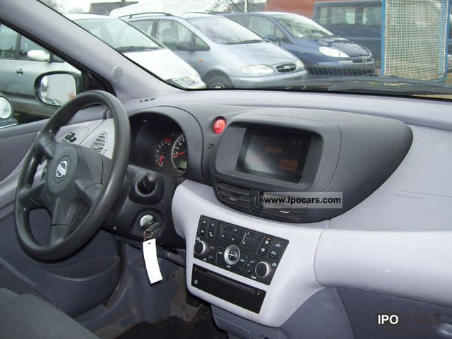 Nissan Almera Tino 2004