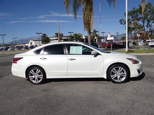 Nissan Altima White 2015