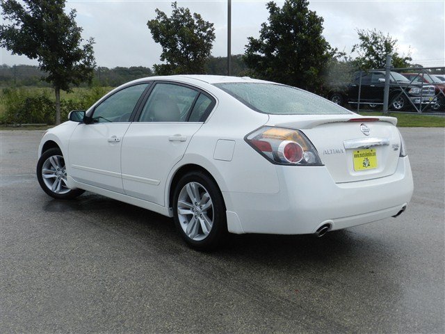 Nissan Altima White