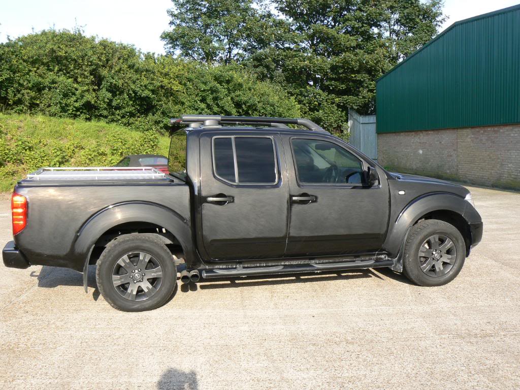 Nissan Navara Black