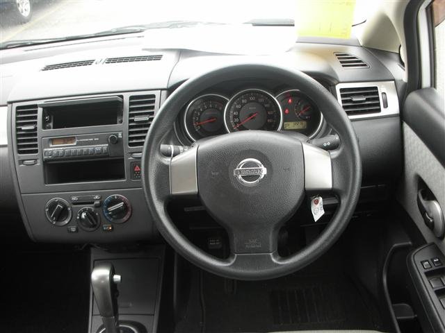 Nissan Tiida Latio 2005