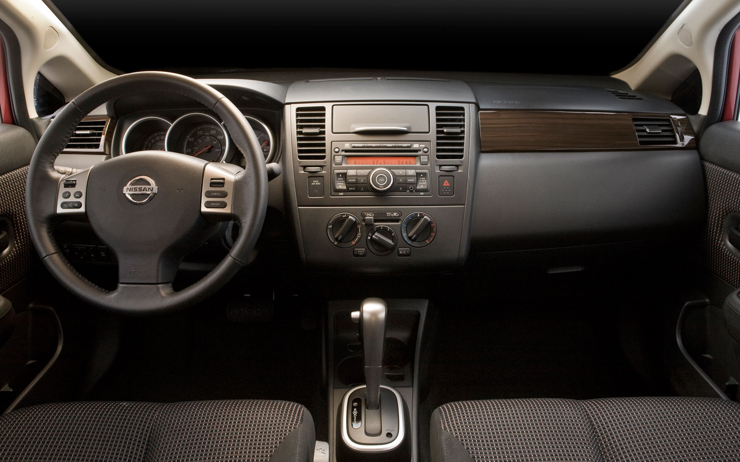 Nissan Tiida Sedan 2011
