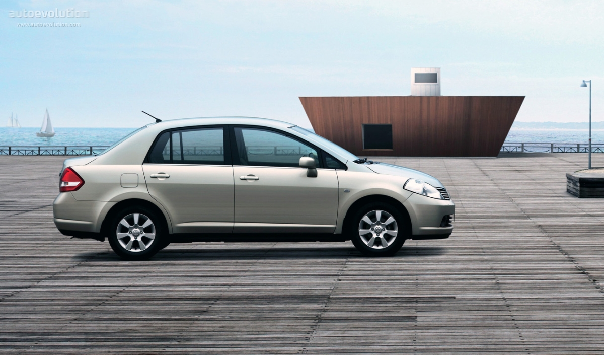 Nissan Tiida Sedan 2011