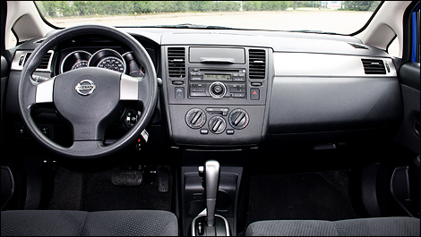 Nissan Versa 1.8 S Hatchback
