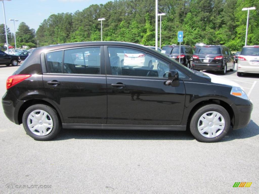 Nissan Versa 1.8 S Hatchback Nissan Versa 1.8 S Hatchback