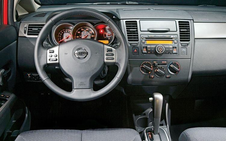 Nissan Versa Hatchback 2007