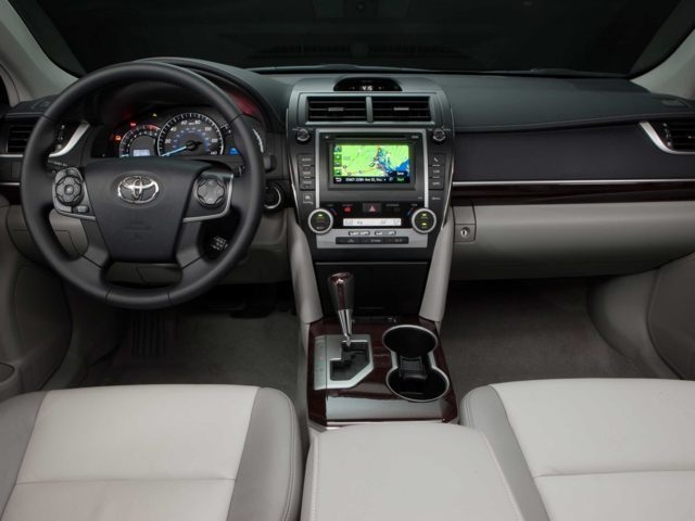 Toyota Camry White 2014