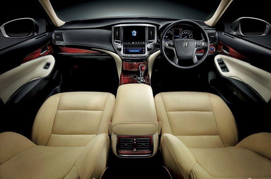 Toyota Crown Hybrid 2013