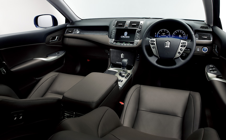 Toyota Crown Hybrid 2014