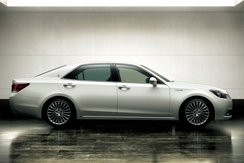 Toyota Crown Majesta 2013