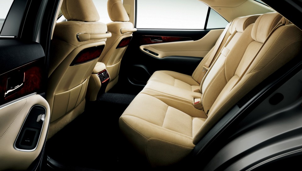 Toyota Crown Majesta 2013