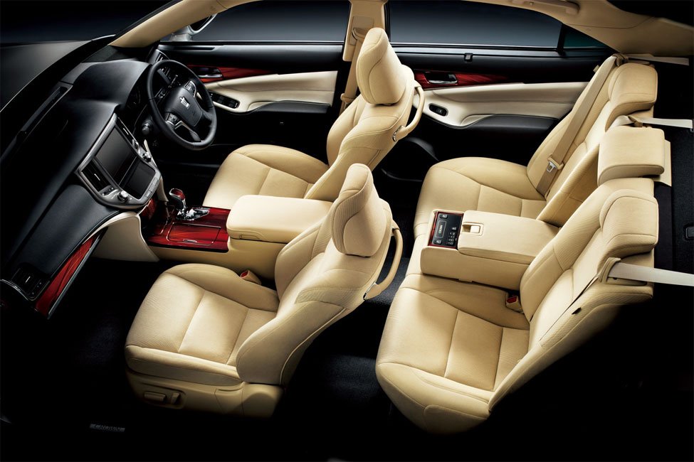 Toyota Crown Royal Saloon 2013