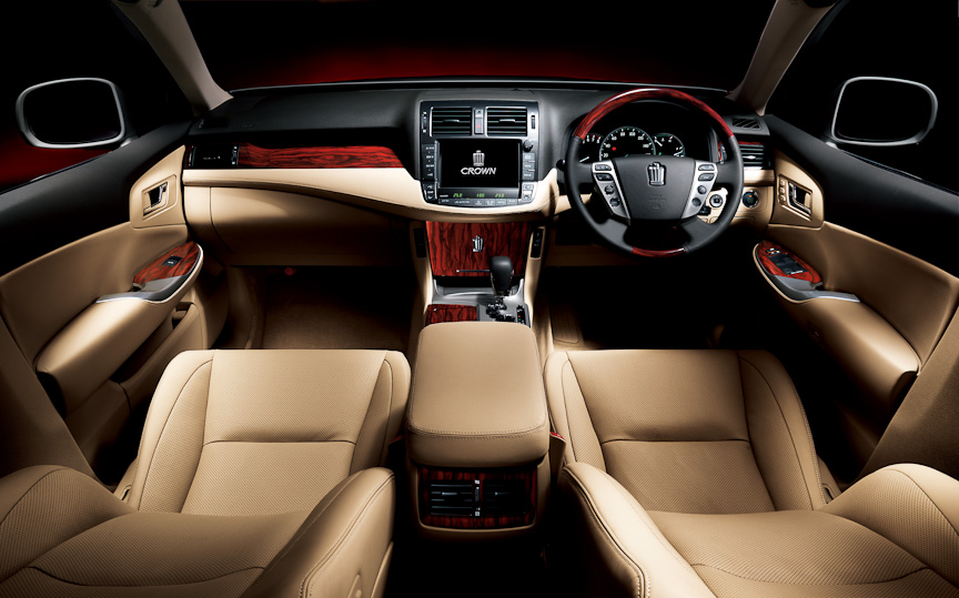 Toyota Crown Royal Saloon 2015
