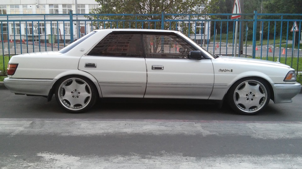 Toyota Crown V8