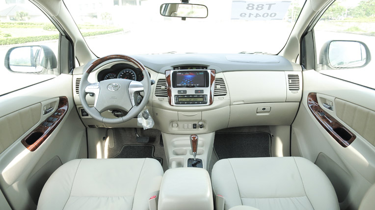 Toyota Innova E 2014