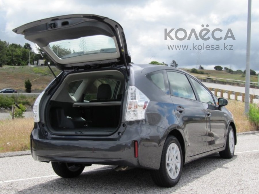 Toyota Prius Wagon 2015