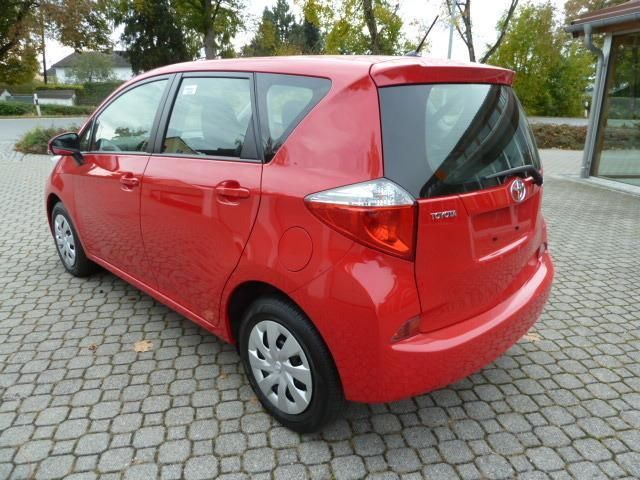 Toyota Verso Red
