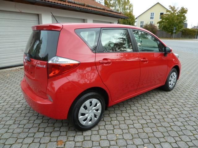 Toyota Verso Red