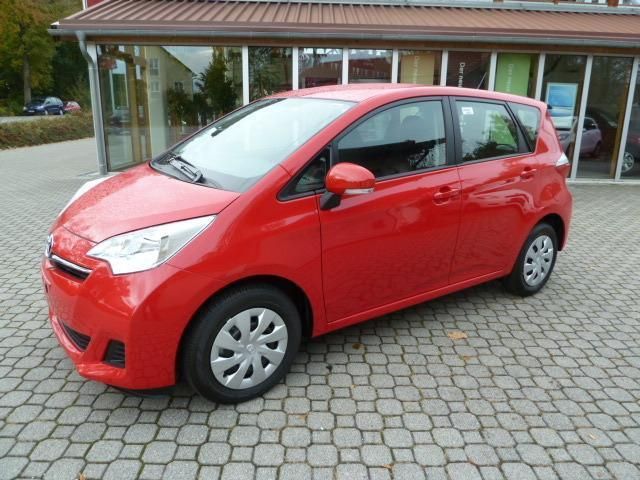 Toyota Verso Red
