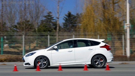 2015 Ford Focus St white