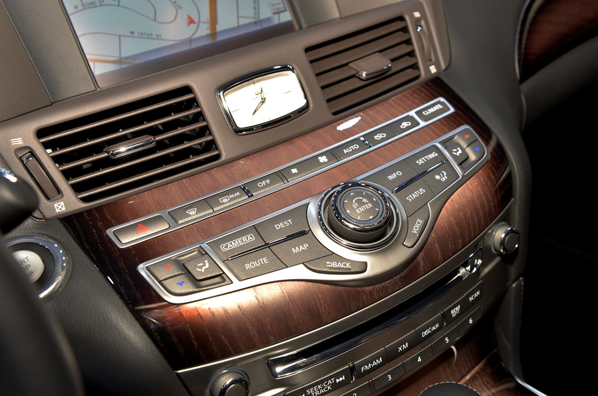 2015 Infiniti Q70 interior
