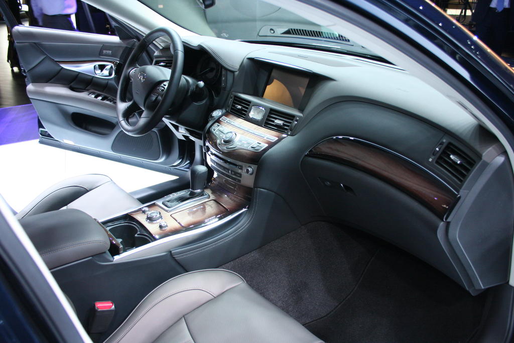 2015 Infiniti Q70 interior
